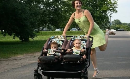 Счастливая мама с двойняшками